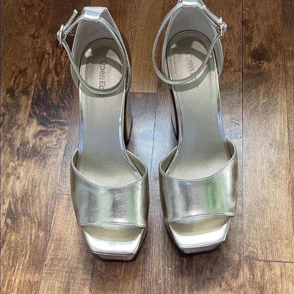 Elegant Gold Platform Heels - Picture 3 of 9